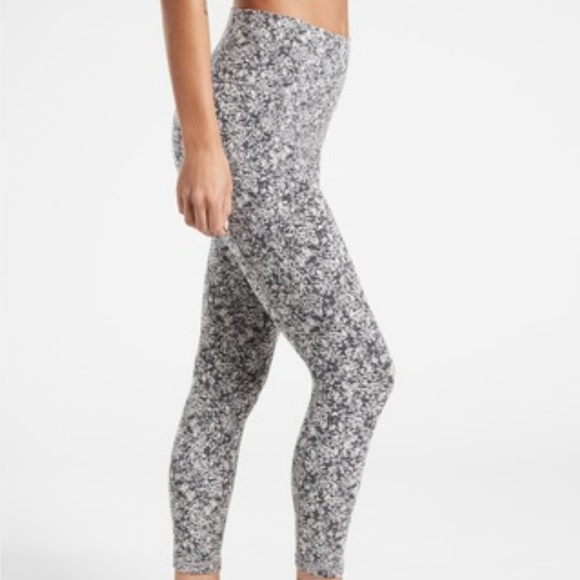 Athleta Pants - Athleta Salutation Stash Pocket II Textured 7/8 Tight